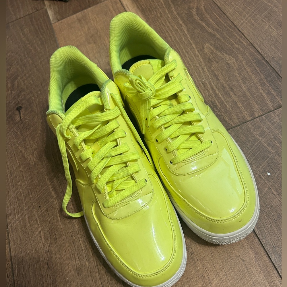 Neon forces